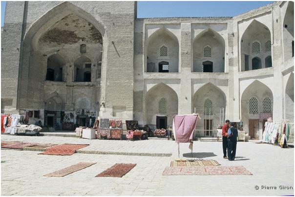 270_Marchands dans la cour d'une madrasa